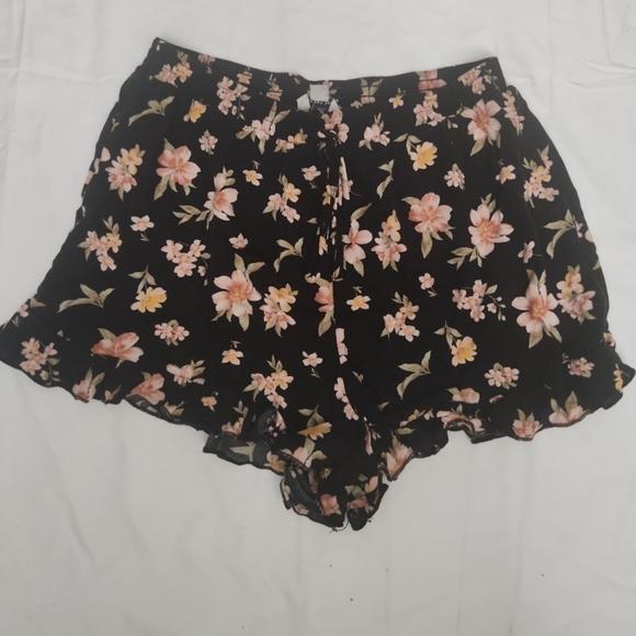 American Eagle Outfitters Pants - American eagle Women's Size medium black floral shorts #BT17
